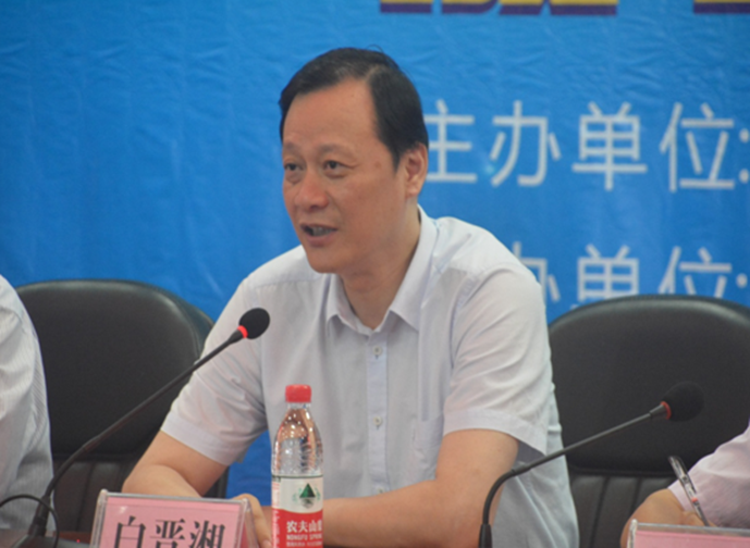 说明:图为吉首大学党委副书记、校长白晋湘同志致辞.png